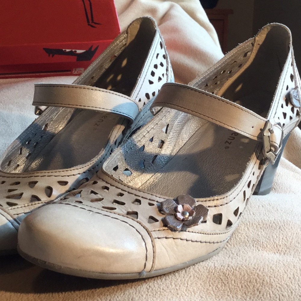 Jose Saenz Bone Color Leather Mary Janes